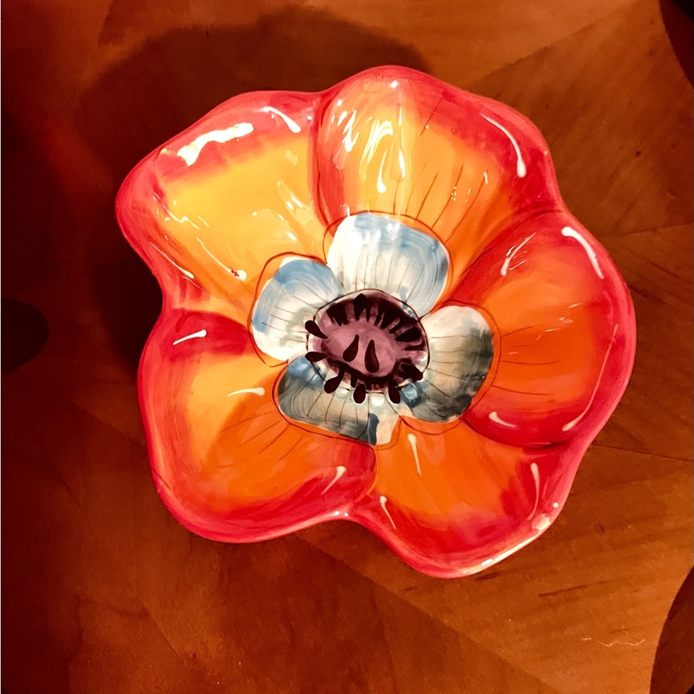 Laurie Gates ceramic glossy serving bowl shaped likea flower. 5x5 EUC
